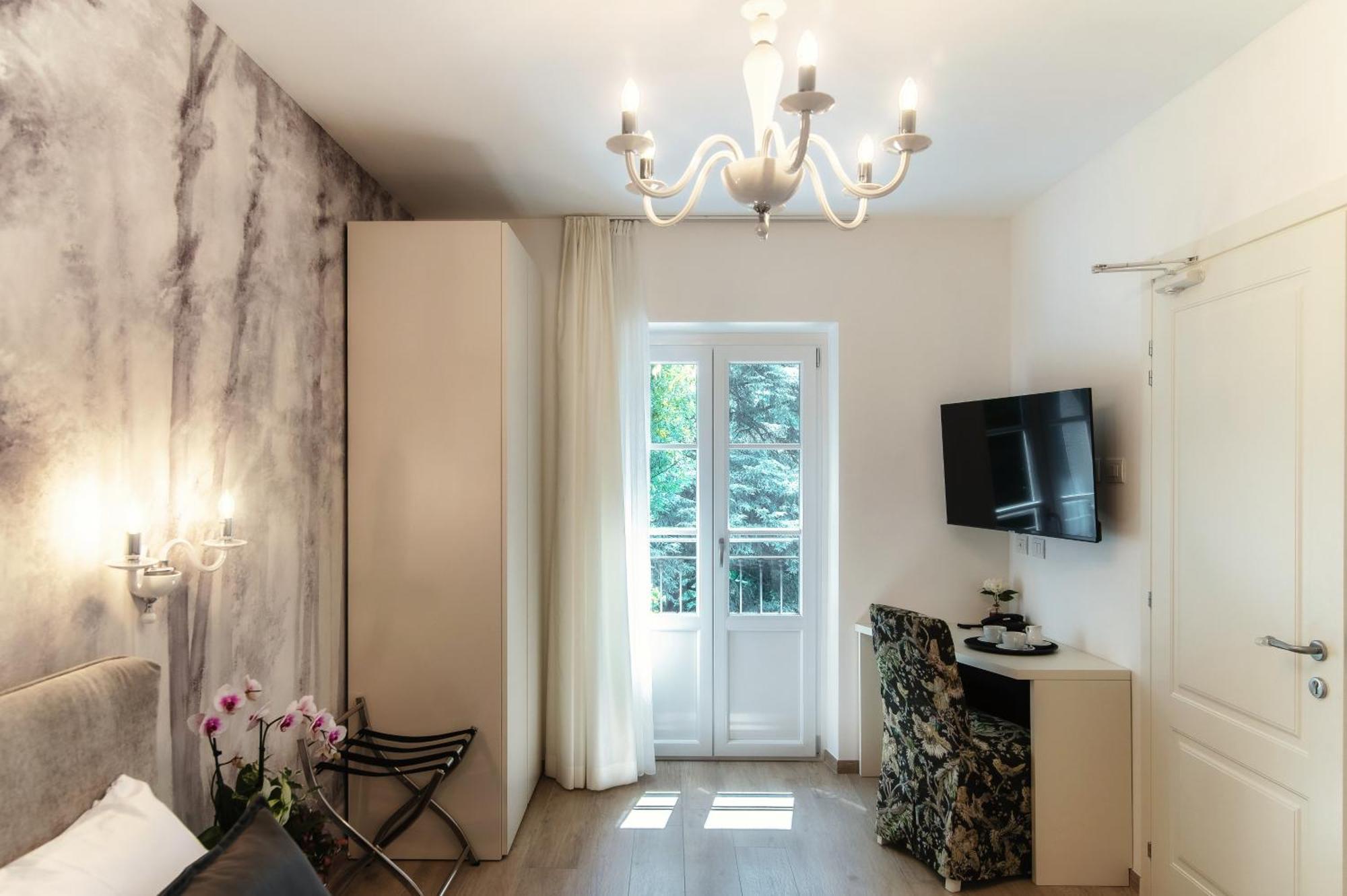 Hotel Ristorante La Vignetta เชอร์นอบบิโอ ภายนอก รูปภาพ