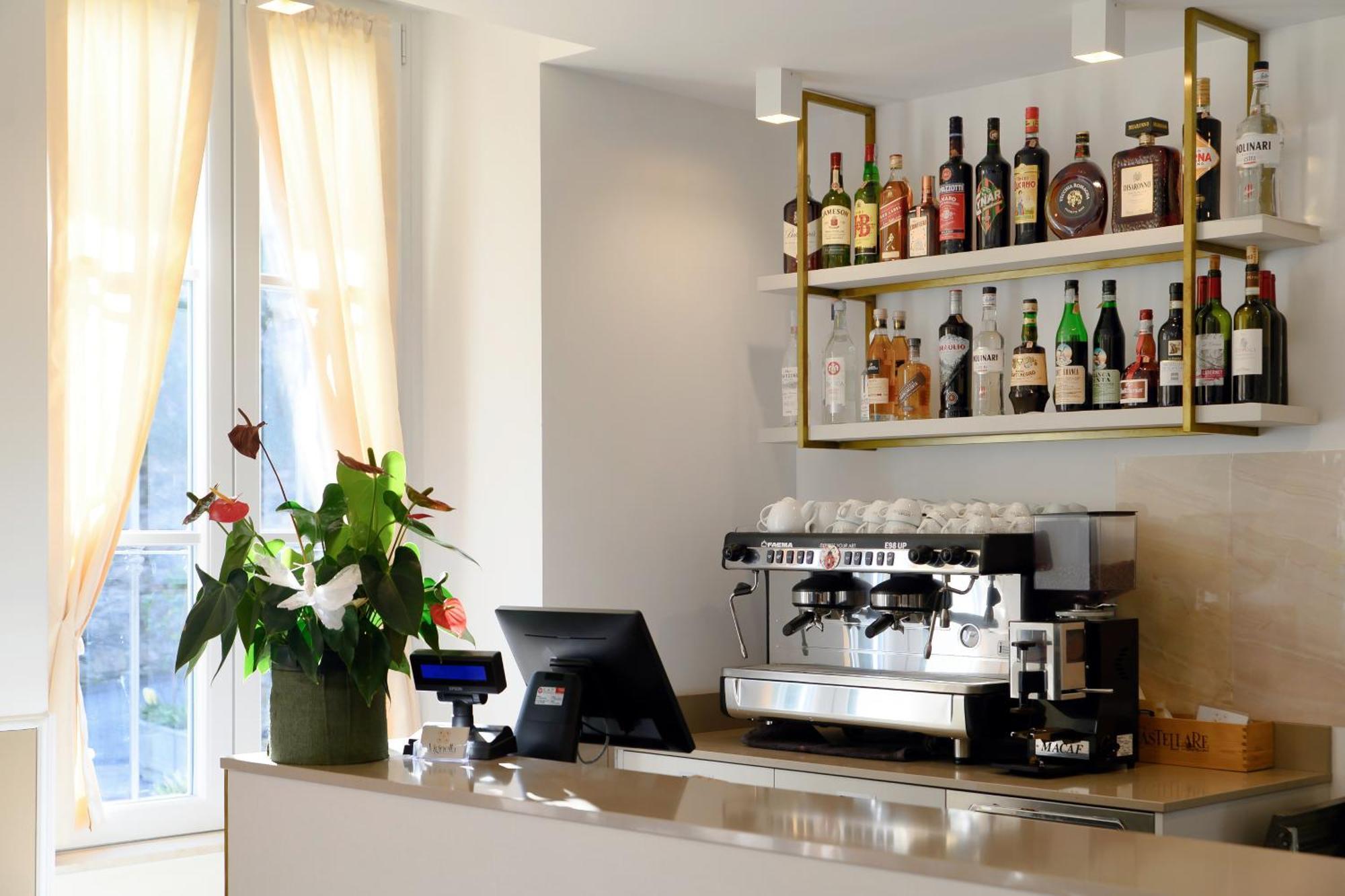 Hotel Ristorante La Vignetta เชอร์นอบบิโอ ภายนอก รูปภาพ