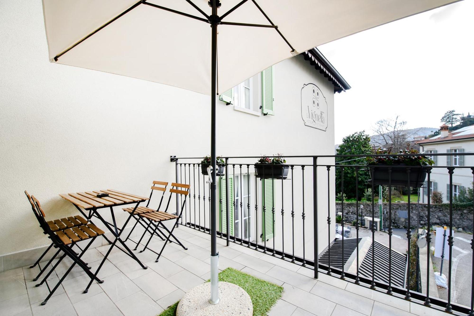 Hotel Ristorante La Vignetta เชอร์นอบบิโอ ภายนอก รูปภาพ