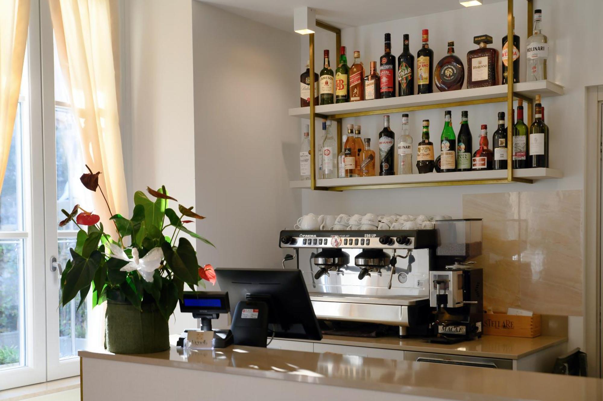 Hotel Ristorante La Vignetta เชอร์นอบบิโอ ภายนอก รูปภาพ
