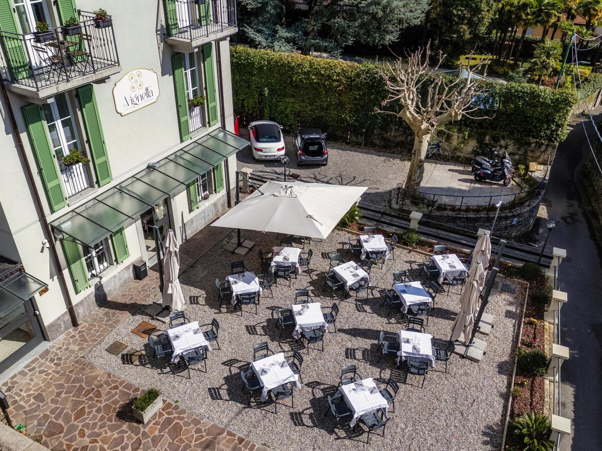 Hotel Ristorante La Vignetta เชอร์นอบบิโอ ภายนอก รูปภาพ