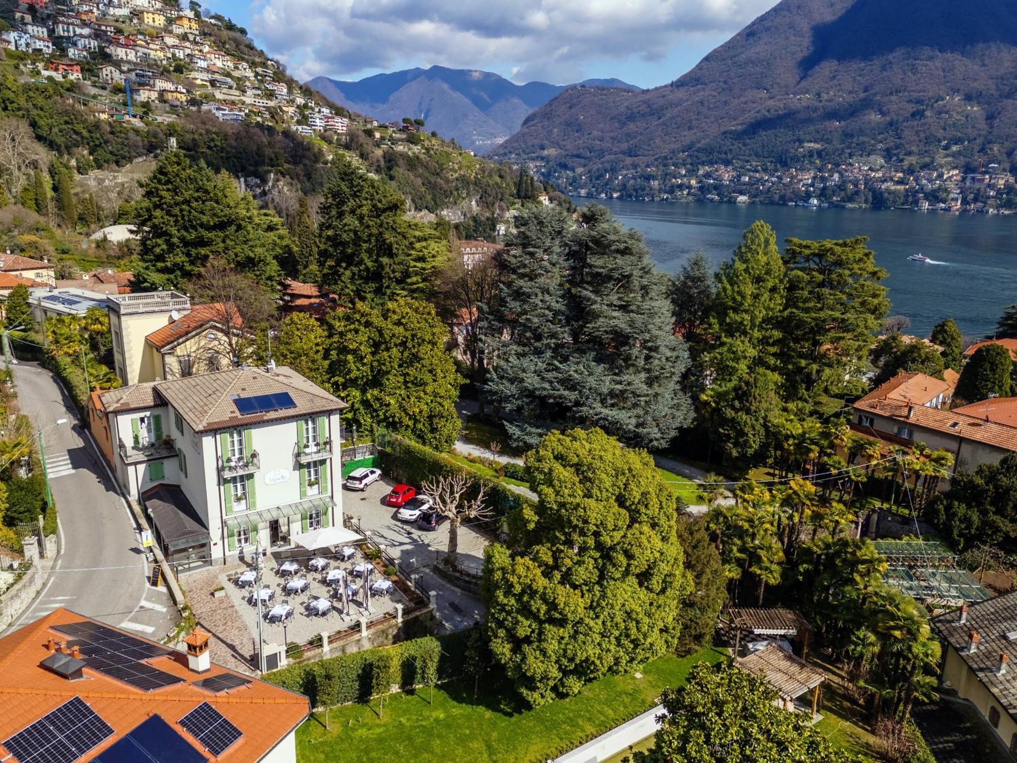 Hotel Ristorante La Vignetta เชอร์นอบบิโอ ภายนอก รูปภาพ
